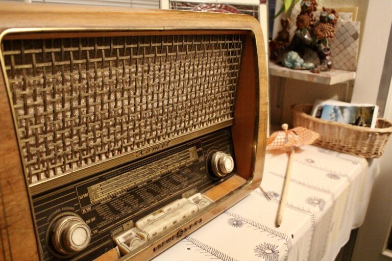Radio Old Retro Vintage Nostalgia  - fer-writing / Pixabay